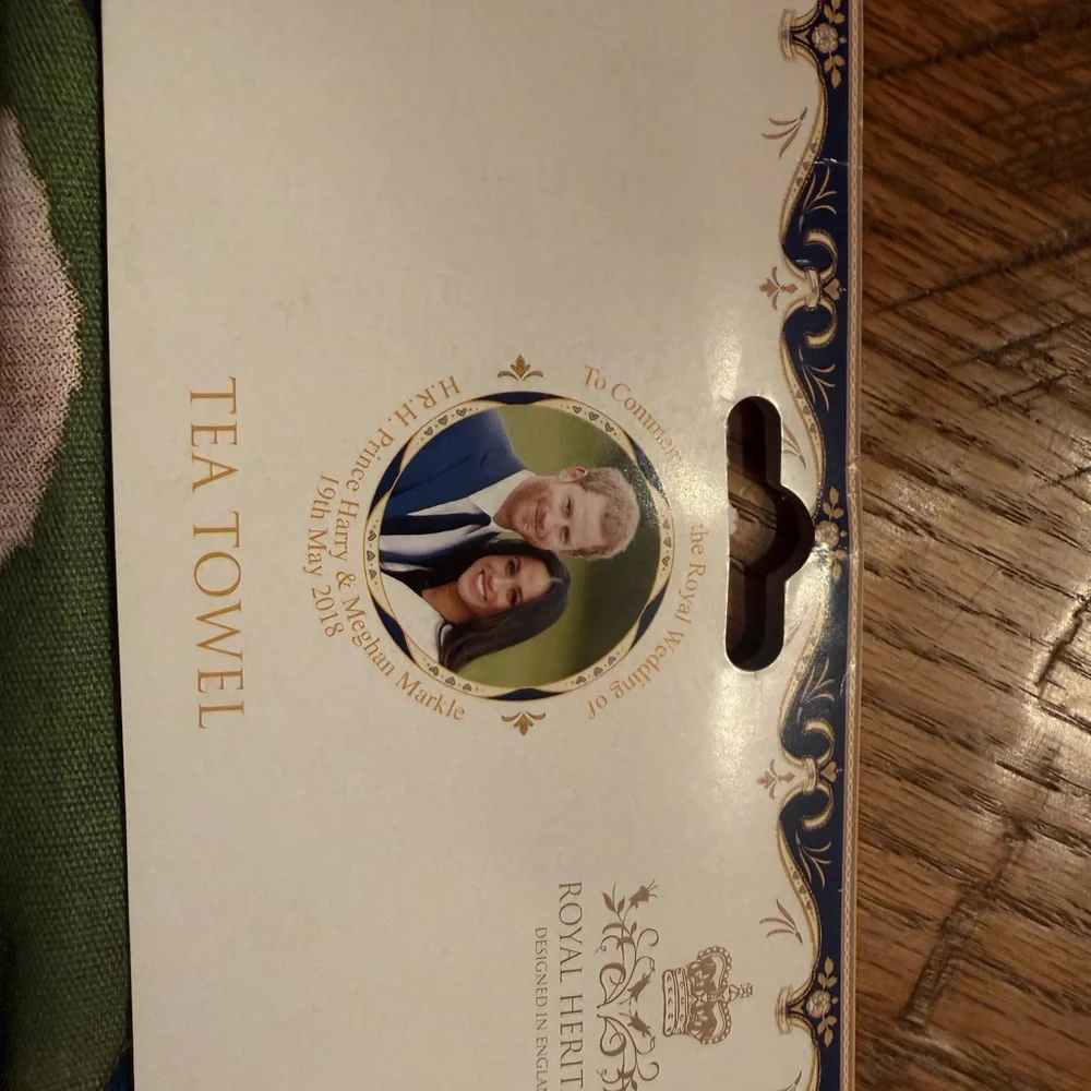Royal Wedding CommemorativeTea Towel with Harry and Megan - Picture 3 of 5